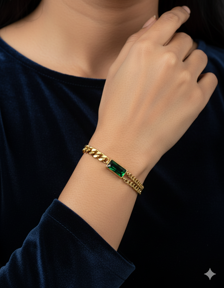 Gilded Heart-Link Bracelet – Elegant Gold-Tone Charm