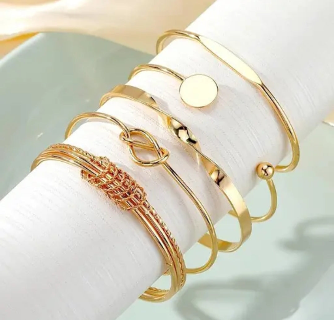 Golden Twist Bracelet – Elegant Luxury Bangle for Women 💫 | Adjustable & Trendy Design