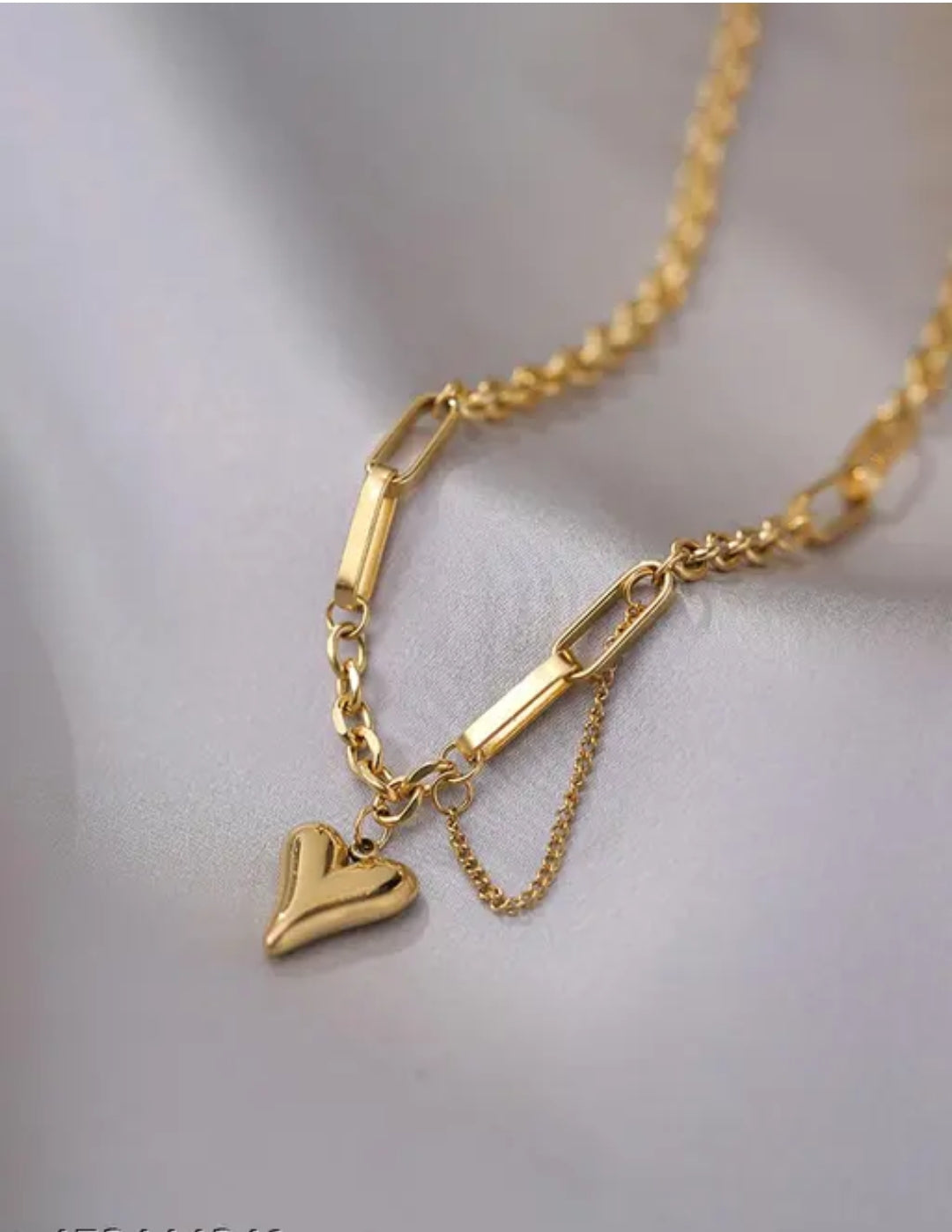 Heart-Theme Gold-Plated Bracelet – Elegant & Anti-Tarnish Style