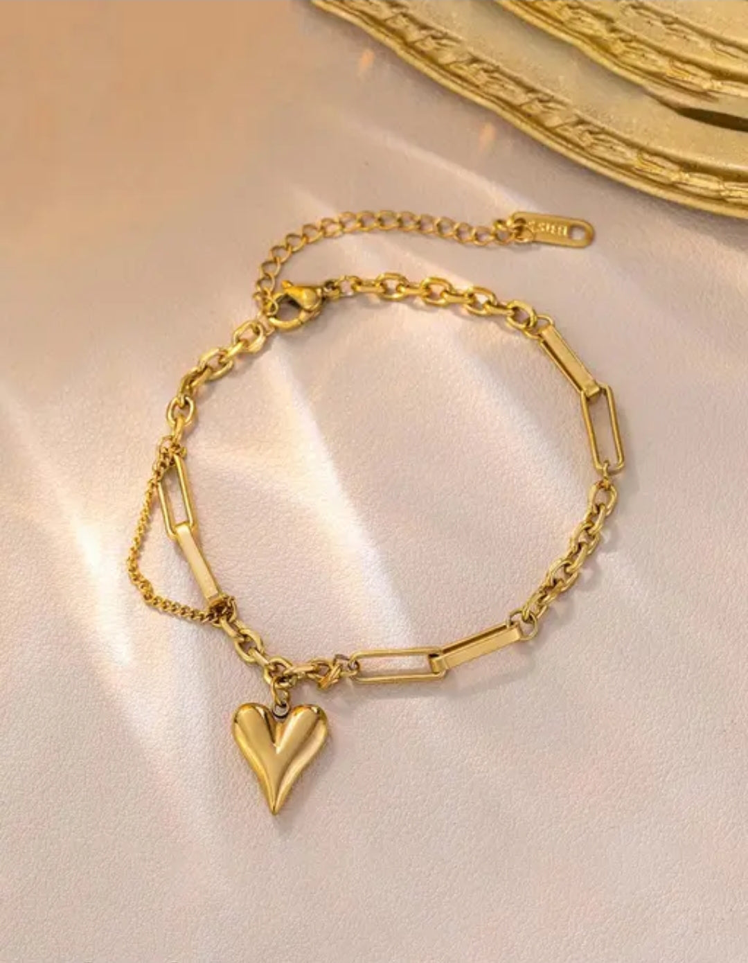 Heart-Theme Gold-Plated Bracelet – Elegant & Anti-Tarnish Style